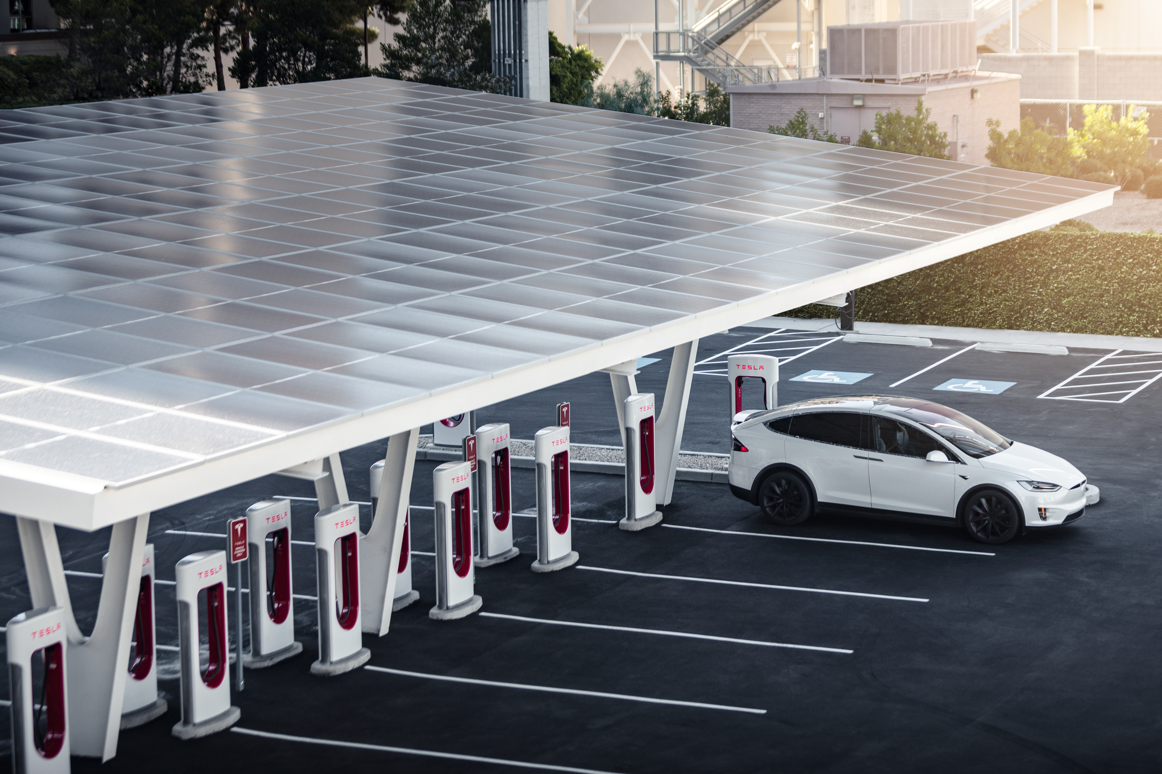 ¿Son compatibles los Tesla Superchargers con otros autos eléctricos?