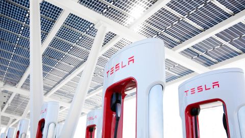 ¿Son compatibles los Tesla Superchargers con otros autos eléctricos?