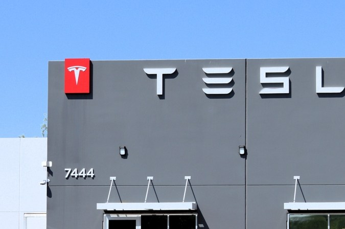 Investigación federal sobre conducción autónoma sacude a Tesla