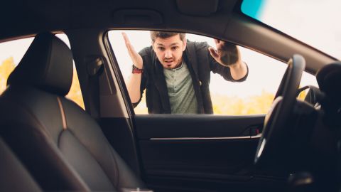 como abrir una puerta de carro con seguro