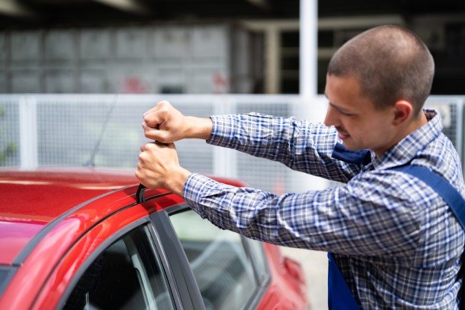 como abrir una puerta del carro con seguro