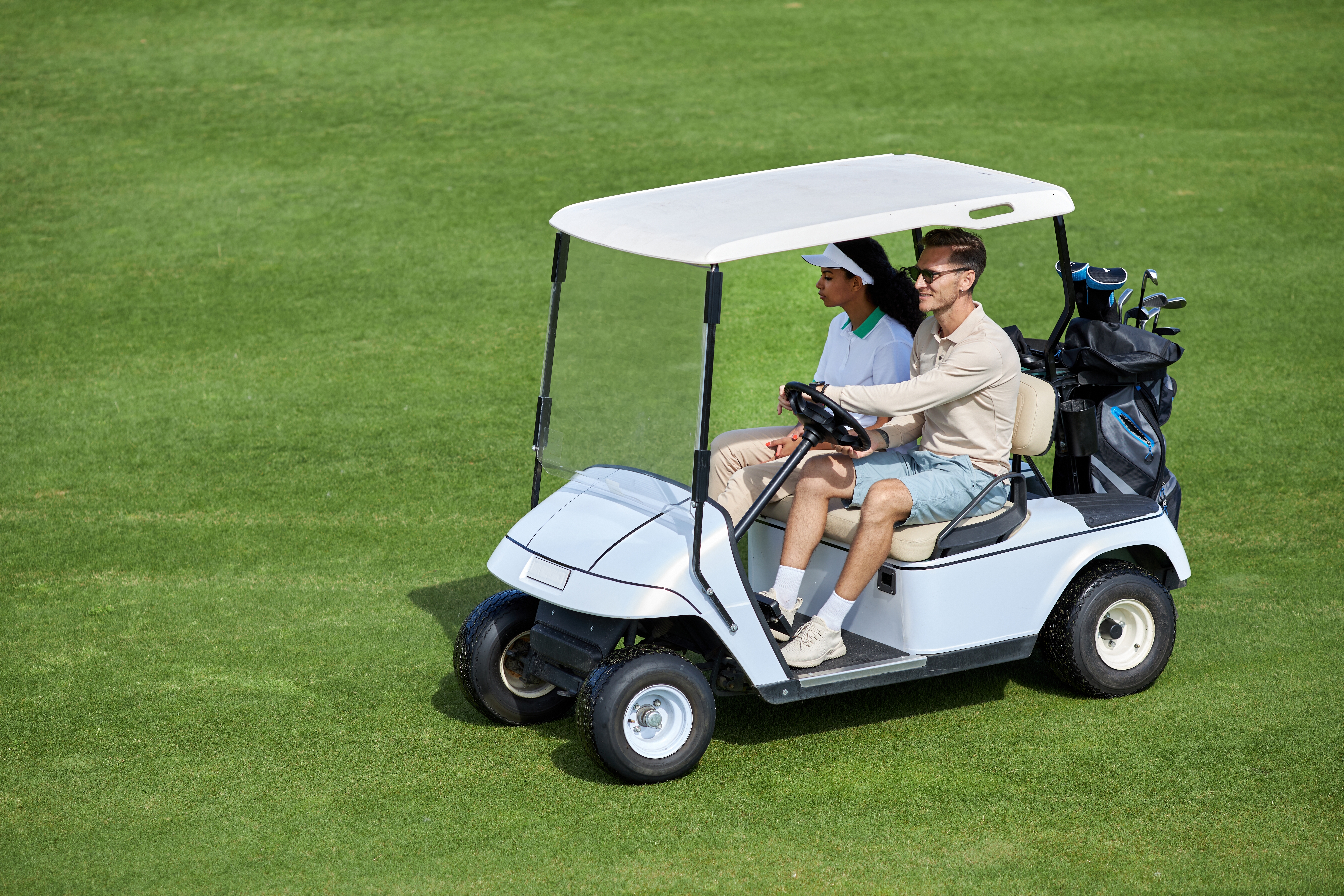 alquilar carro de golf