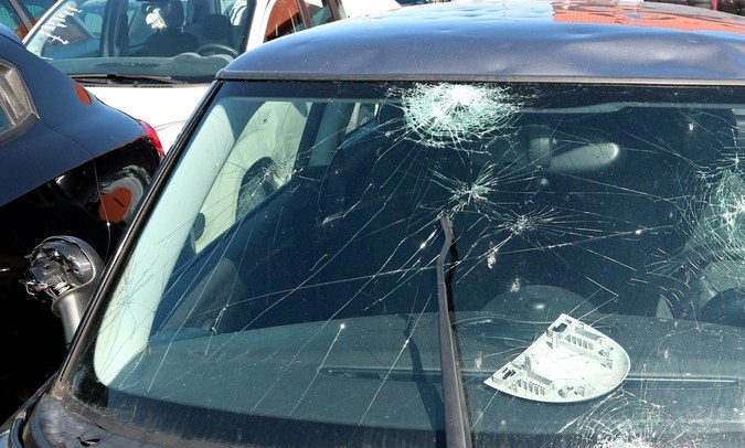 Auto con daños por granizo: ¿buena oferta o riesgo oculto?