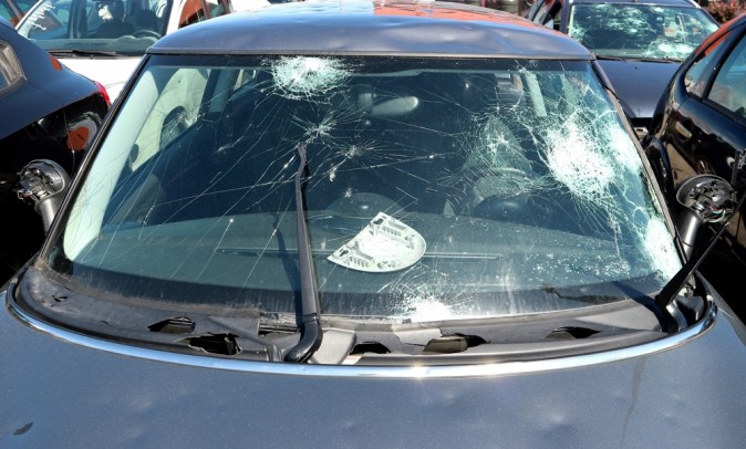 Auto con daños por granizo: ¿buena oferta o riesgo oculto?