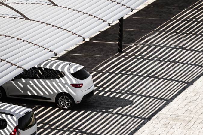 Sol vs. sombra: Las peligrosas temperaturas que alcanzan los autos