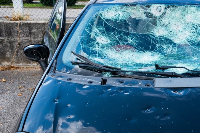 Auto con daños por granizo: ¿buena oferta o riesgo oculto?