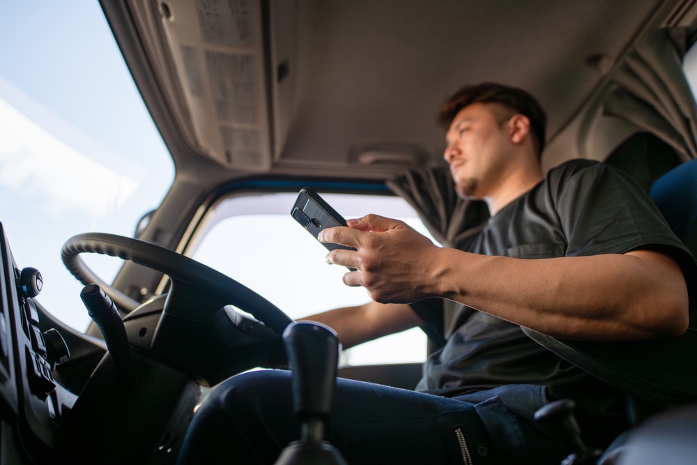 ¿Cómo llevar tu celular en el carro sin poner tu vida en riesgo?