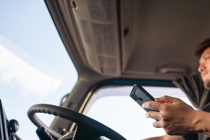 ¿Cómo llevar tu celular en el carro sin poner tu vida en riesgo?