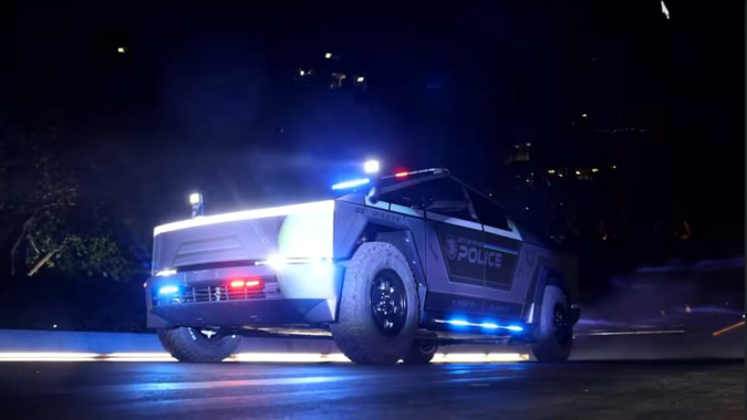 Presentan la primera Tesla Cybertruck policía en California