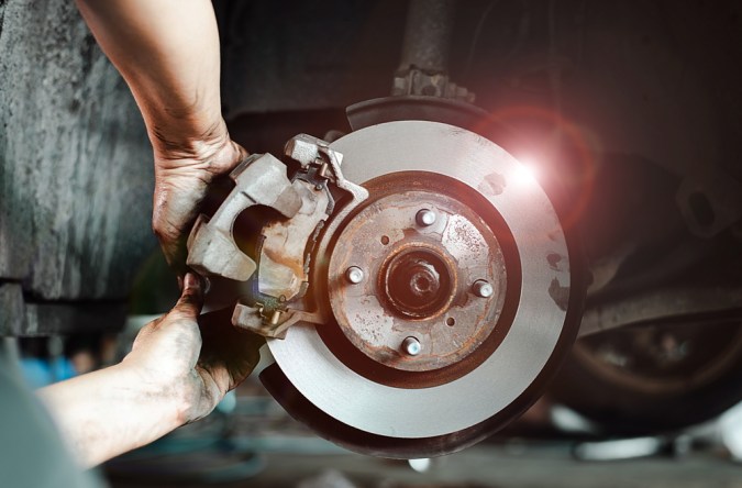 ¿Por qué mi auto vibra al frenar? Las causas más comunes
