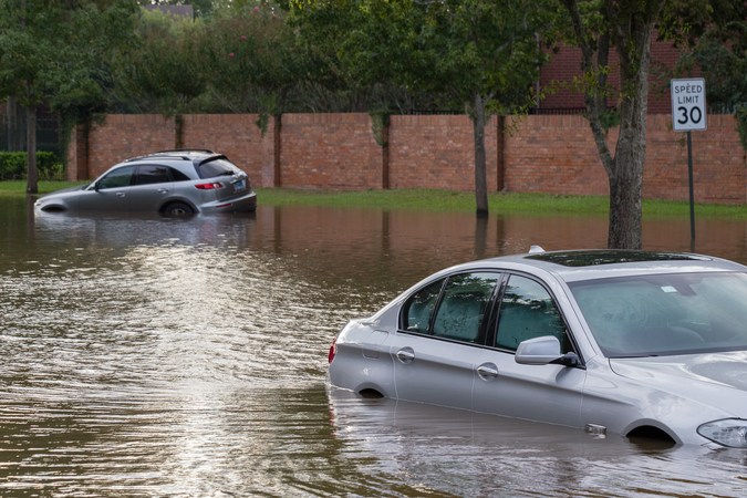 ¿Qué hacer si te encuentras en una inundación conduciendo?