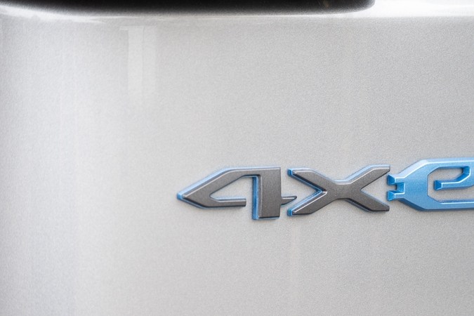 Jeep llama a revisión 154,000 híbridos por riesgo de incendio