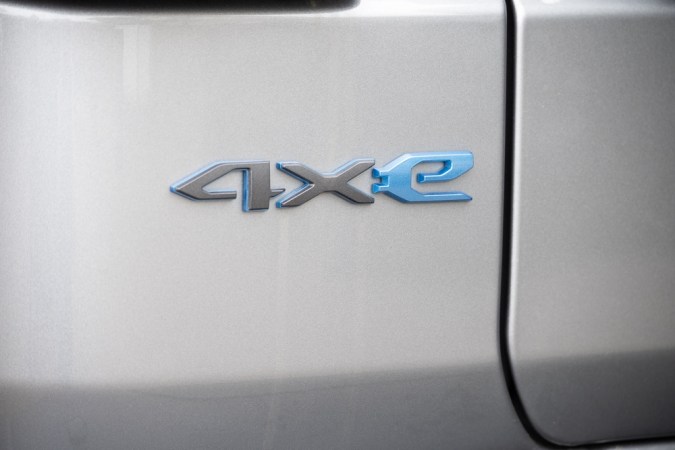 Jeep llama a revisión 154,000 híbridos por riesgo de incendio