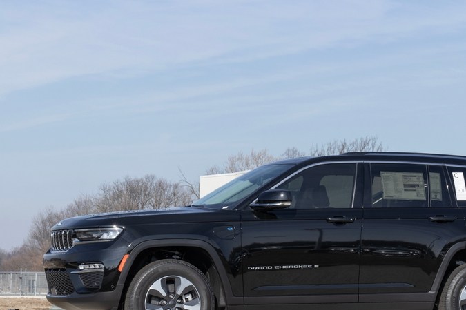 Jeep llama a revisión 154,000 híbridos por riesgo de incendio