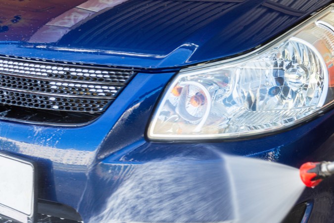 El truco para limpiar insectos del parabrisas y carrocería sin dañar tu auto