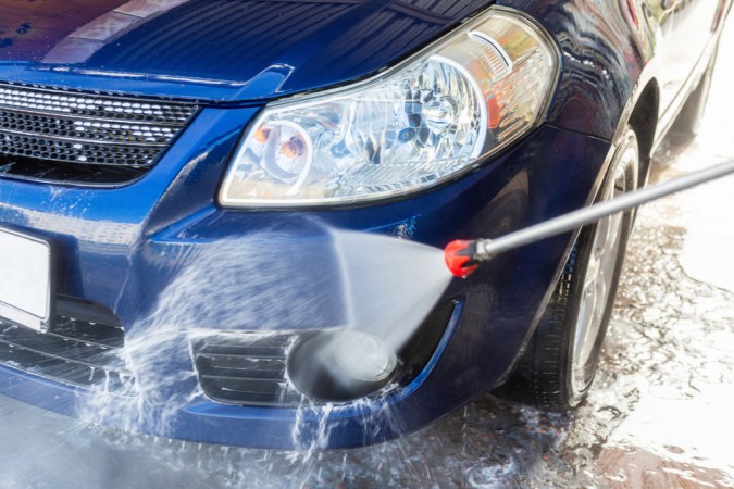 El truco para limpiar insectos del parabrisas y carrocería sin dañar tu auto