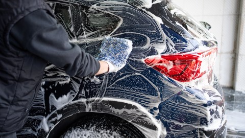 ¿Es dañino usar jabón para platos al lavar tu coche? Lo que debes saber