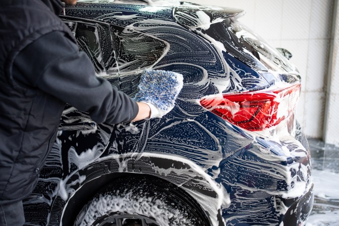 ¿Es dañino usar jabón para platos al lavar tu coche? Lo que debes saber
