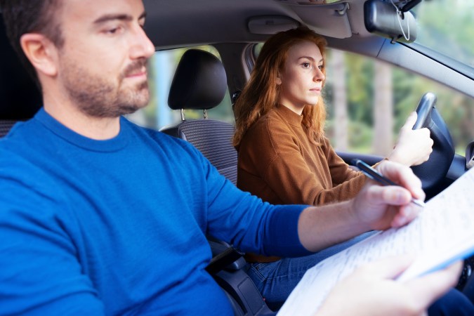 con el permiso de conducir puedo manejar solo