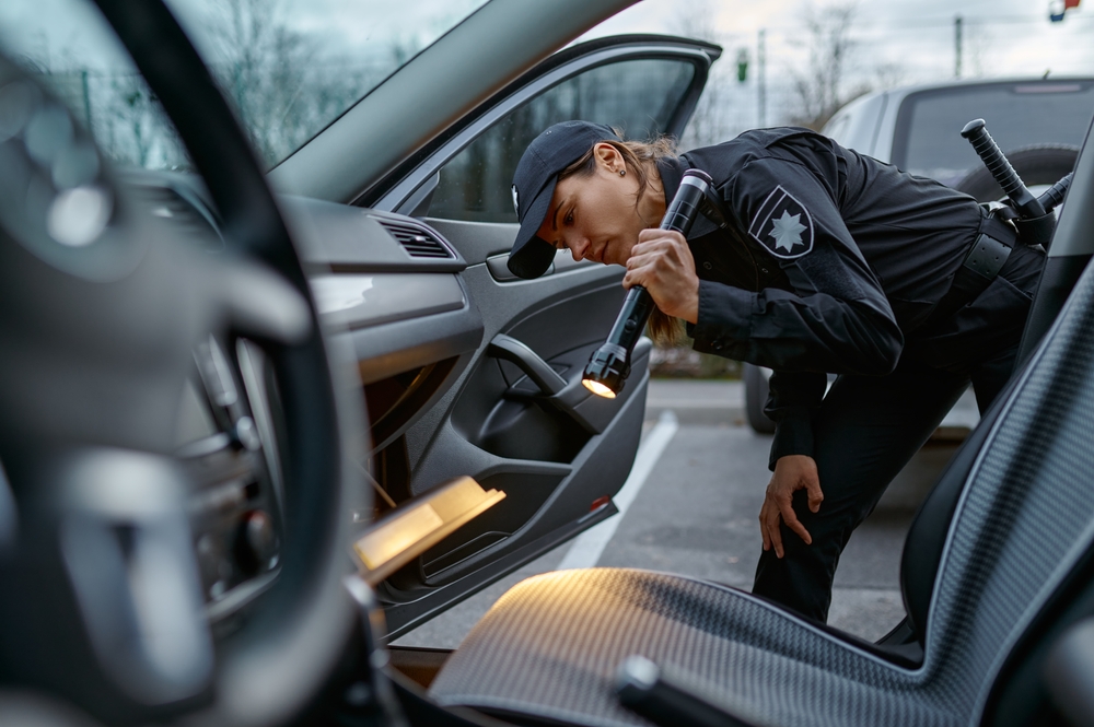 La Policía registra mi auto sin orden: ¿qué derechos tengo?