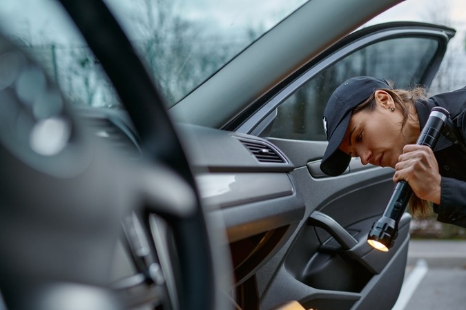 La Policía registra mi auto sin orden: ¿qué derechos tengo?