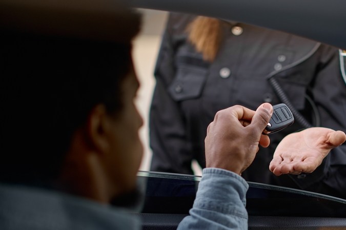 La Policía registra mi auto sin orden: ¿qué derechos tengo?