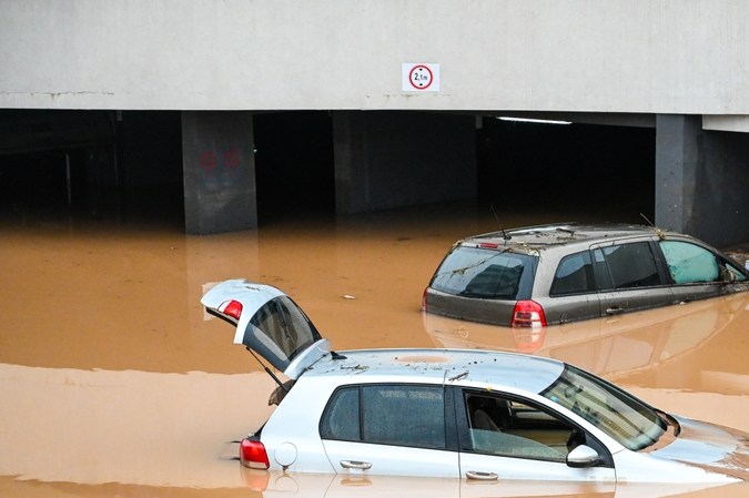 ¿Qué hacer si te encuentras en una inundación conduciendo?