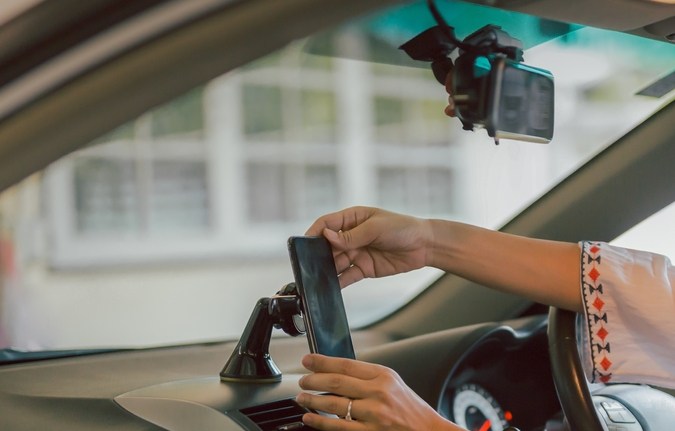 ¿Cómo llevar tu celular en el carro sin poner tu vida en riesgo?