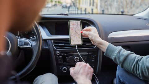 ¿Cómo llevar tu celular en el carro sin poner tu vida en riesgo?