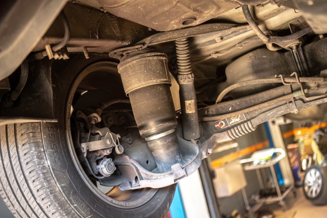 ¿Qué partes componen una suspensión de auto?