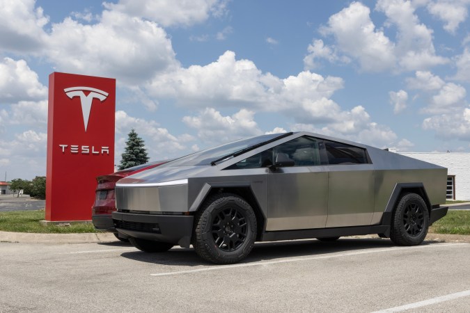 Problemas en la cámara de reversa causan el quinto retiro del Tesla Cybertruck