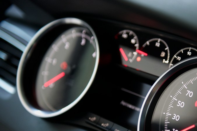 ¿Por qué el velocímetro de tu auto te engaña a propósito?