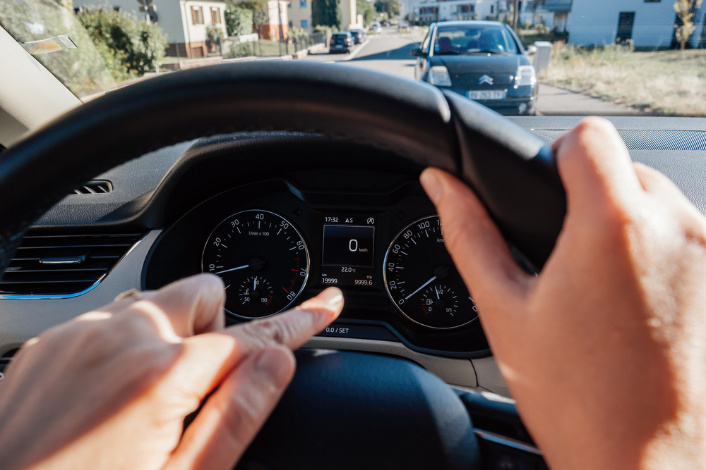 ¿Por qué el velocímetro de tu auto te engaña a propósito?