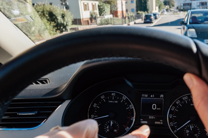 ¿Por qué el velocímetro de tu auto te engaña a propósito?