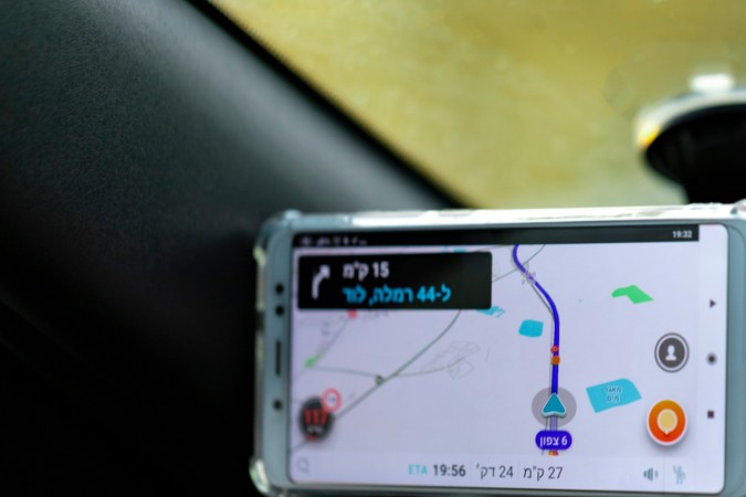 ¿Por qué el velocímetro de tu auto te engaña a propósito?