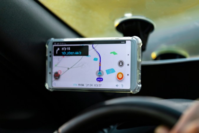 ¿Por qué el velocímetro de tu auto te engaña a propósito?