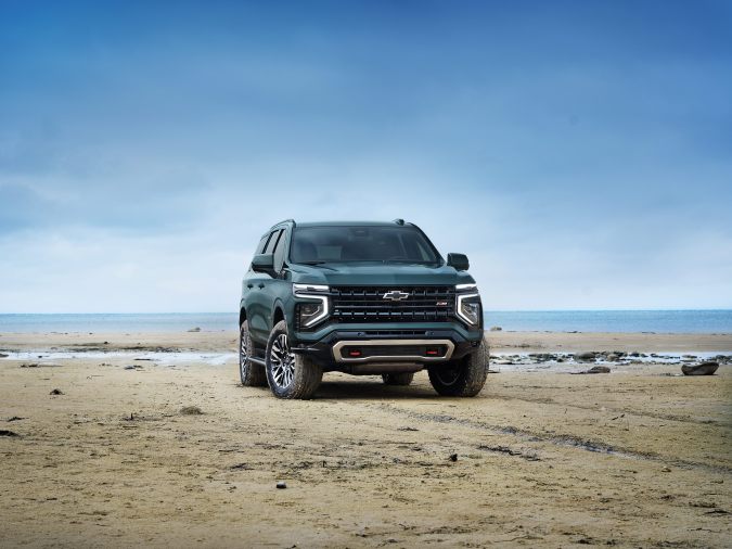 las camionetas cerradas Chevrolet Suburban y Tahoe 2025 se actualizan para seguir dominando