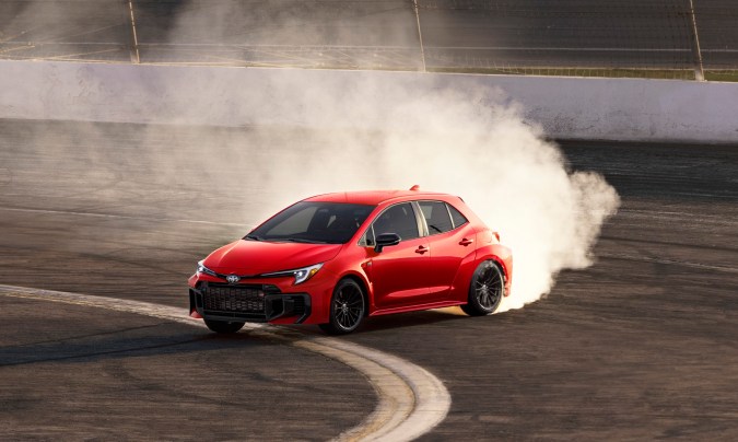 Corolla GR vs. Civic Type R: ¿Cuál es el deportivo perfecto?