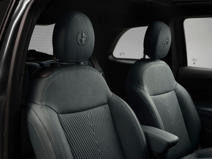 Fiat resalta la elegancia del 500e con la edición Armani