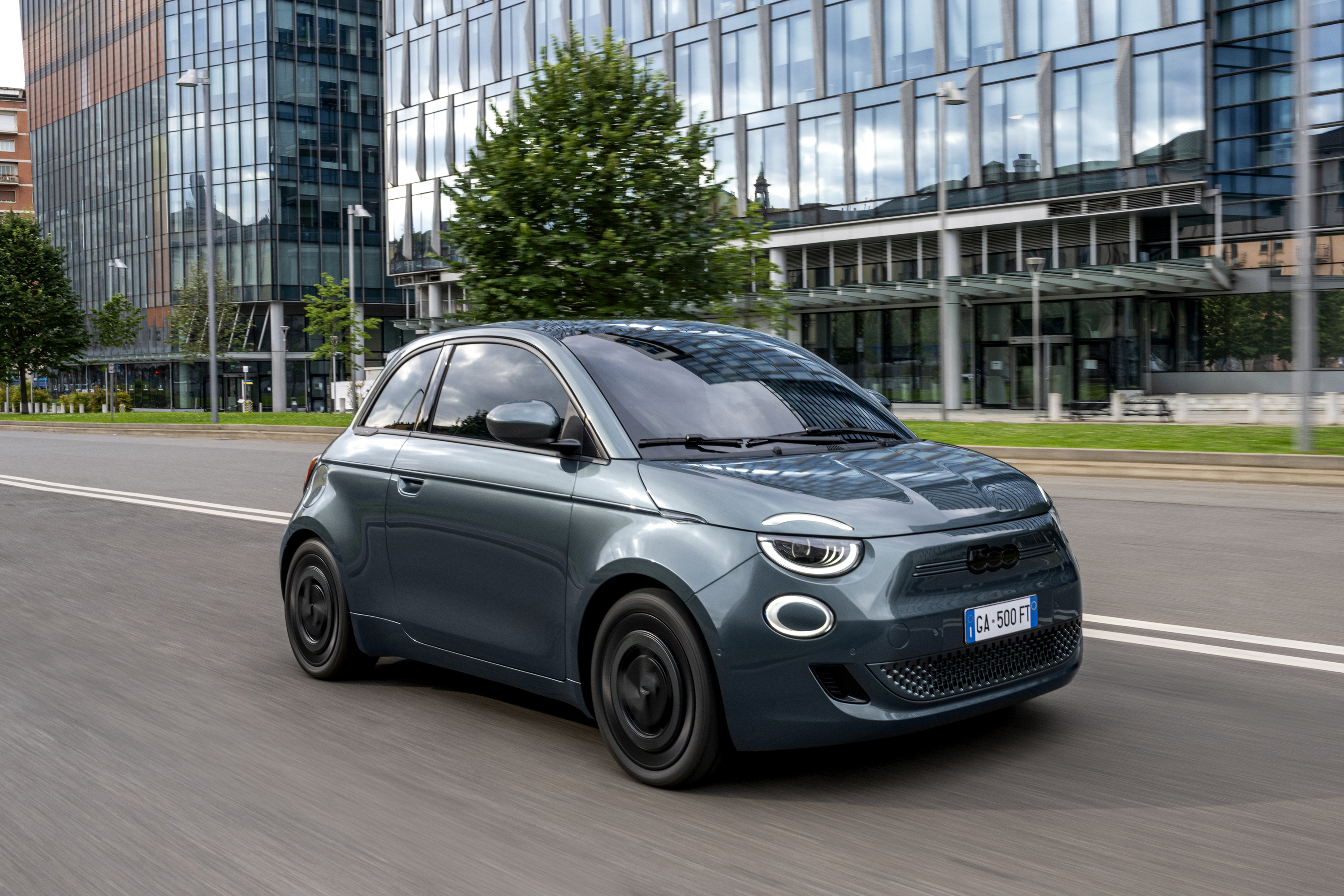 Fiat resalta la elegancia del 500e con la edición Armani