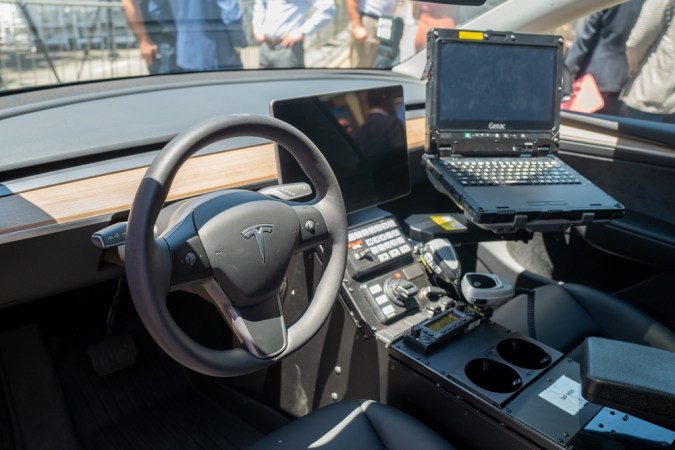La razón por la que los Tesla no pueden ser carros de policía