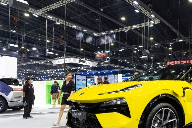 Lotus dice adiós a los EV y resucita los motores de gasolina