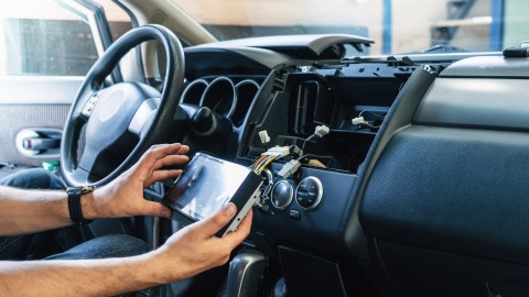 Por qué deja de escucharse un lado del estéreo del carro