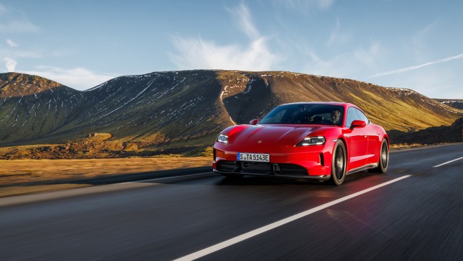 ¿Por qué Tesla y Porsche encabezan lista de accidentes mortales?
