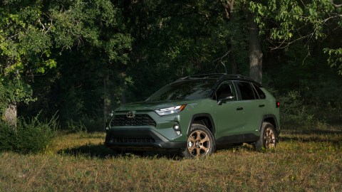 Las versiones híbridas del RAV4 2025 ofrecen eficiencia y potencia.