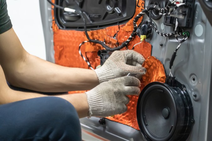 dejo de escucharse el lado derecho del estereo del carro