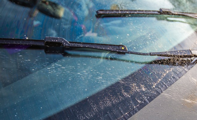 Los riesgos de usar lavavajillas para limpiar tu parabrisas