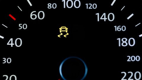 Qué es el Sistema de Control de Tracción del auto (TCS)