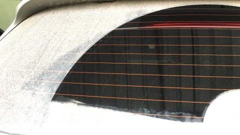 ¿Por qué mi carro tiene líneas en el vidrio trasero?