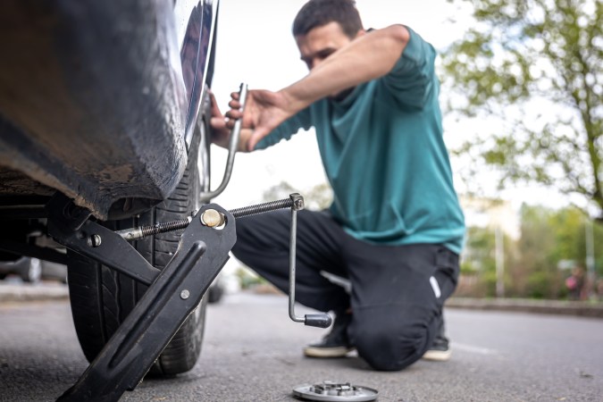 donde se pone el gato para cambiar una llanta